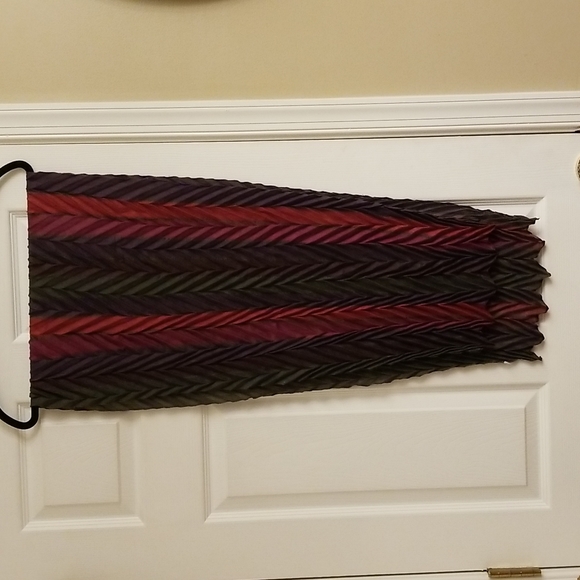 $5 ITEM. Nice multi colored scarf. MUST BUNDLE WITH OTHER ITEMS - Picture 2 of 8